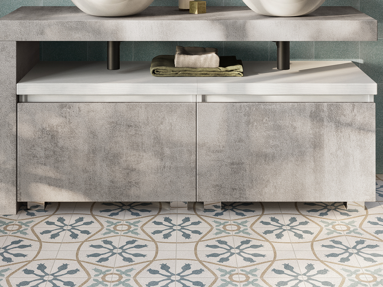 Cassettone Bagno Qubo a Terra 140 cm Effetto Cemento Grigio Ossido con Toppino Effetto Legno Bianco Matrix e 2 piedini cromo-9010031