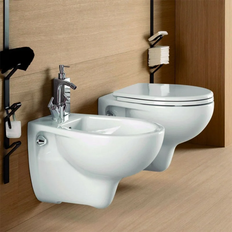 Sanitari sospesi Geberit in ceramica con copriwater incluso Colibrì